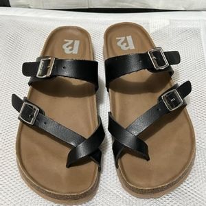 R2 sandals